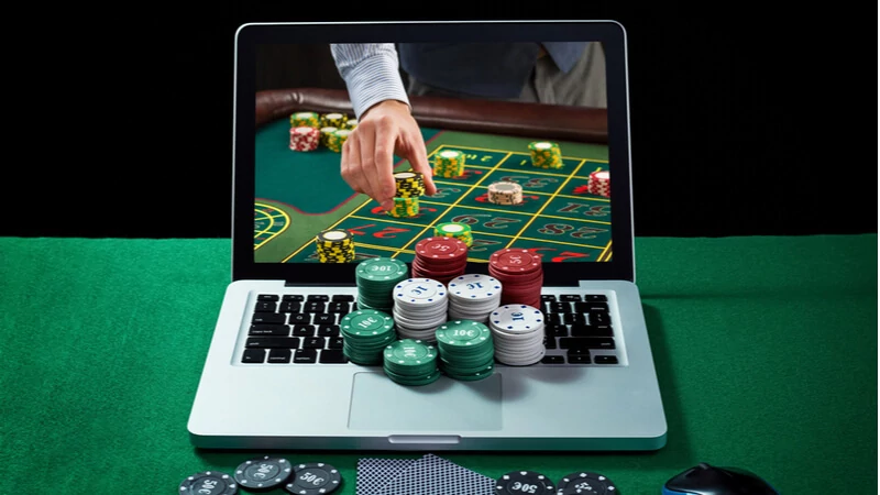 Como escolher mesas e cadeiras para jogos de cassino em casa